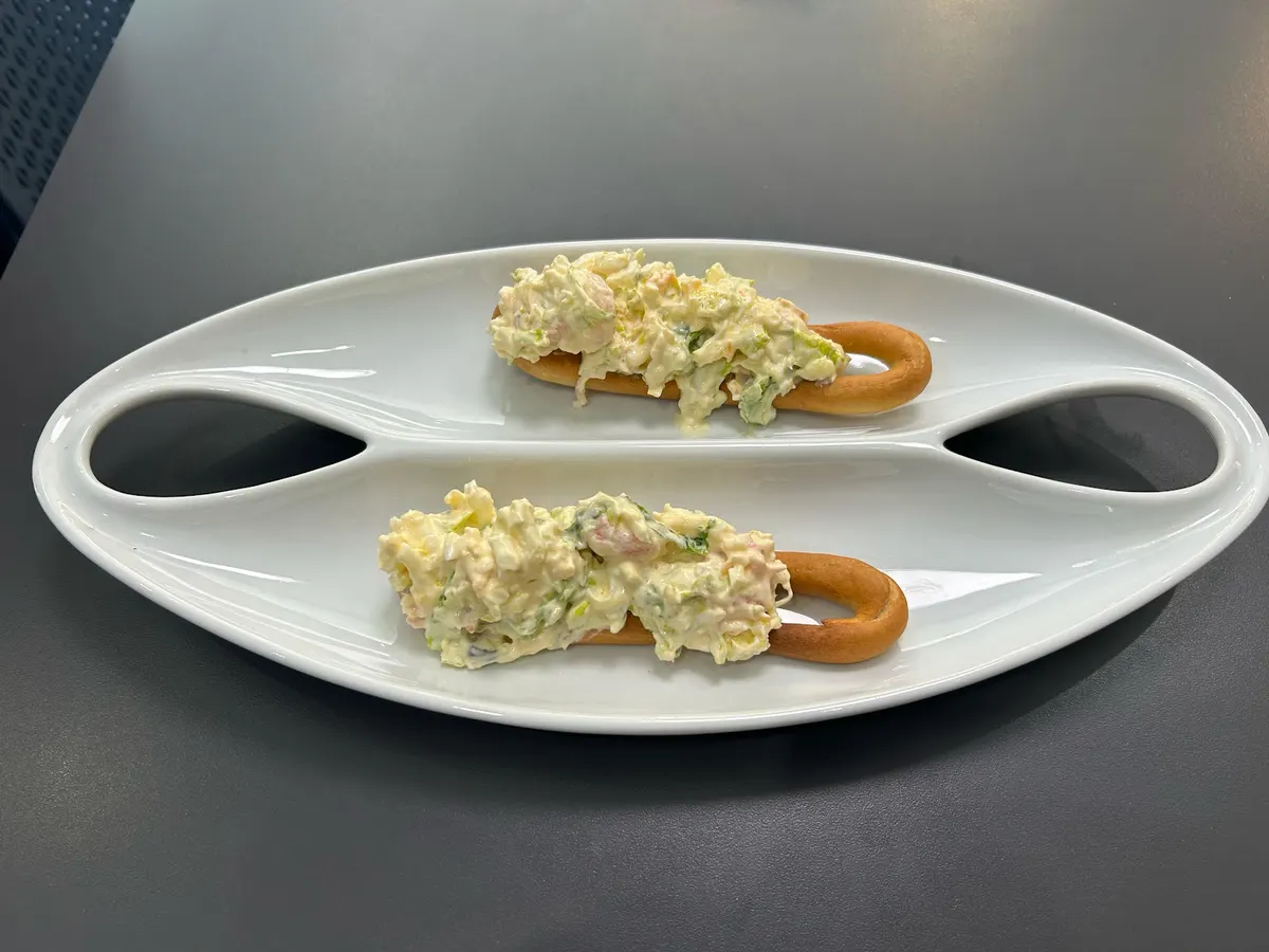 Dos rosquillas con ensaladilla servidas en platos blancos de A’rocha
