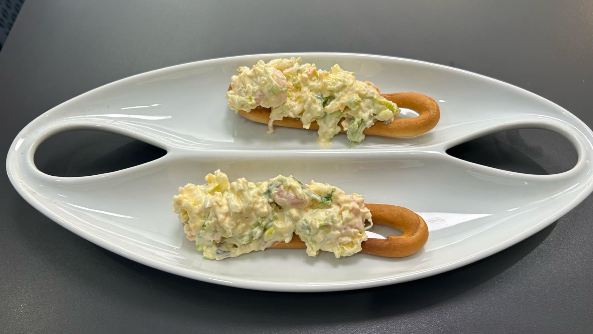Dos bicicletas sobre un plato blanco